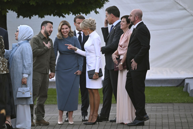Με λευκό φόρεμα και μαύρες γόβες η σύζυγος του Γάλλου προέδρου, Μπριζίτ Μακρόν/ Paul Ellis/Pool Photo via AP