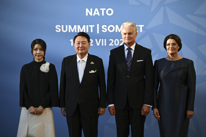 Ο πρόεδρος της Νότιας Κορέας, Yoon Suk Yeol, με τη σύζυγό του Kim Keon Hee, και το πρωθυπουργικό ζεύγος της Λιθουανίας - Paul Ellis/Pool Photo via AP
