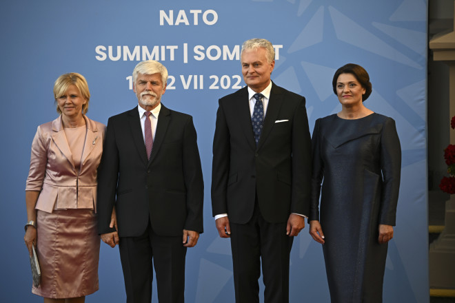 O Πρόεδρος της Τσεχίας, Petr Pavel, με τη σύζυγό του Eva Pavlova  και το πρωθυπουργικό ζεύγος της Λιθουανίας - Paul Ellis/Pool Photo via AP