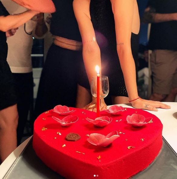 Η τούρτα γενεθλίων της Ζενεβιέβ Μαζαρί/ φωτογραφία instagram