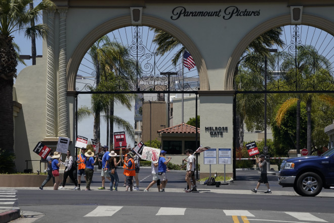 Διαμαρτυρία ηθοποιών και σεναριογράφων έξω από τα γραφεία της Paramount- AP Photo/Mark J. Terrill
