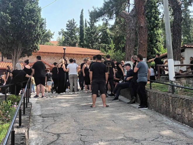 Θρήνος στην κηδεία της 16χρονης που πέθανε από αλλεργικό σοκ - seleo.gr