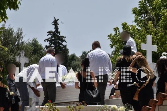 Το τελευταίο αντίο είπαν η οικογένεια, φίλοι και συνάδελφοι, στην άτυχη δημοσιογράφο Ίσμα Τουλάτου, που κηδεύτηκε σήμερα στο χωριό Φλόκα του δήμου Αρχαίας Ολυμπίας