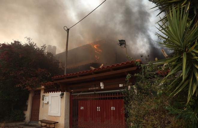 Oι φλόγες έφτασαν σε σπίτια στον Κουβαρά/ ΙΝΤΙΜΕ Λιάκος Γιάννης
