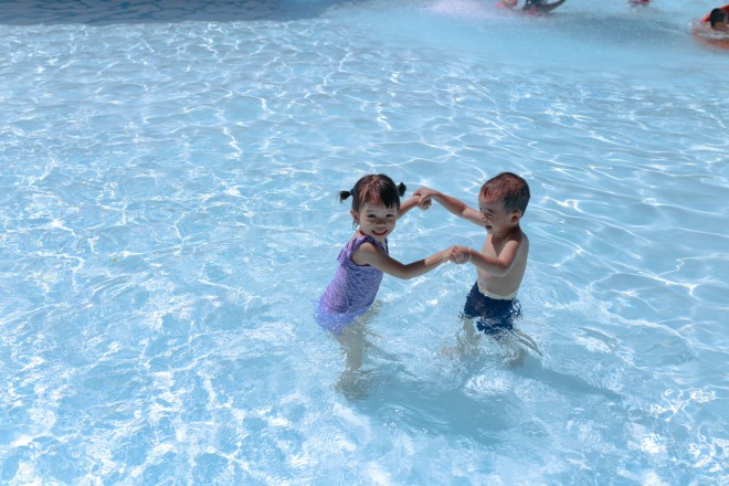 Παιδιά παίζουν στο νερό πισίνας