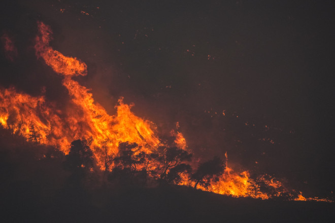 Κατά τη διάρκεια της νύχτας σημειώθηκε μεγάλη αναζωπύρωση στη φωτιά στη Σαρωνίδα - AP