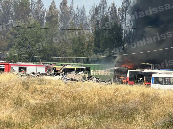 Φωτιά στον κόμβο Πλατυκάμπου στη Λάρισα - Καίγονται παλιά λεωφορεία