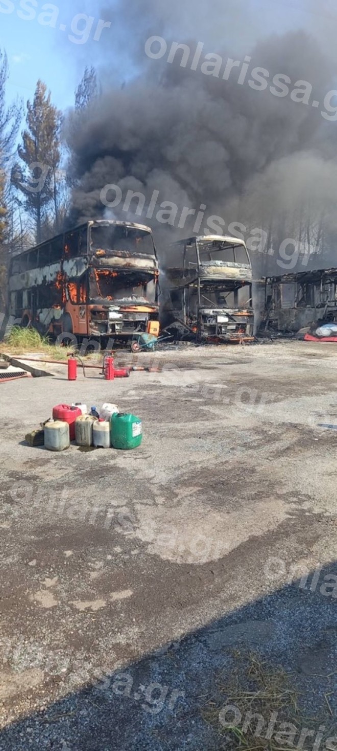 Φωτιά στον κόμβο Πλατυκάμπου στη Λάρισα - Καίγονται παλιά λεωφορεία