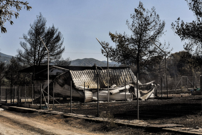 H φωτιά στο Λουτράκι κατέστρεψε στο πέρασμά της σπίτια και περιουσίες/ Eurokinissi
