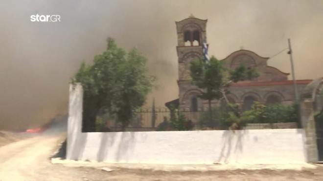 Εκκενώθηκαν οικισμοί, κάηκαν σπίτια στο Λουτράκι