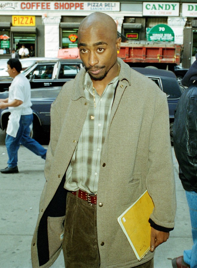 Tupac Shakur: Ο γνωστός ράπερ έξω από το δικαστικό μέγαρο στο Μανχάταν της Νέας Υόρκης το 1994