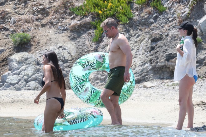 Σε παραλία της Μυκόνου με φουσκωτά ο Matt Damon με τη σύζυγό του/ NDP Nίκος Ζότος
