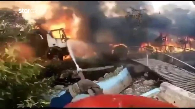 Συγκλονιστικό είναι εξάλλου το ντοκουμέντο από  τις προσπάθειες των πυροσβεστών στη Μάνδρα 