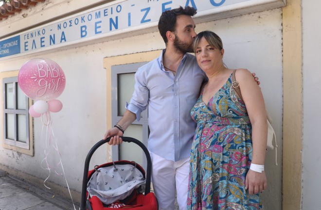 Ο Λάζος Μαντικός και η Αθηνά Κουρή πήραν εξιτήριο από το μαιευτήριο με τη νεογέννητη κόρη τους/ NDP Ανδρέας Νικολαρέας