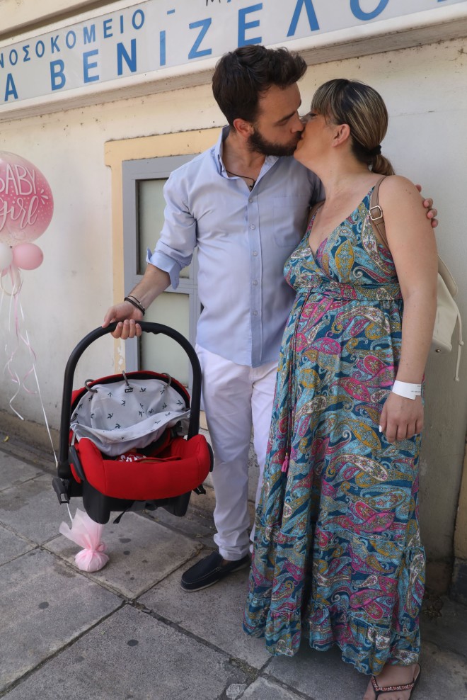 Ο Λάζος Μαντικός και η Αθηνά Κουρή πήραν εξιτήριο από το μαιευτήριο με τη νεογέννητη κόρη τους/ NDP Ανδρέας Νικολαρέας