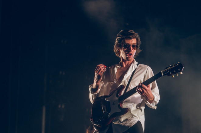 Ο Alex Turner τραγούδησε με γυαλιά ηλίου στο Release Athens Festival