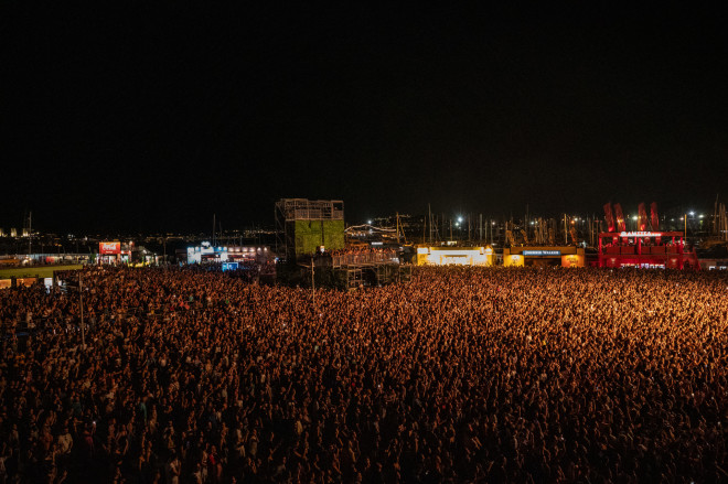 Κοινό στο release athens festival στους Arctic Monkeys