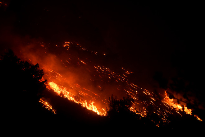 Οι φλόγες στο Αίγιο έφτασαν πολύ κοντά στον οικισμό Τράπεζα, ο οποίος εκκενώθηκε το βράδυ - Eurokinissi