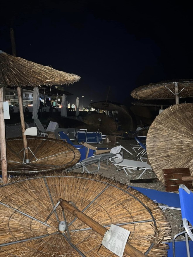 To ξαφνικό μπουρίνι στην Καβάλα προκάλεσε καταστροφές σε beach bar στην παραλία Οφρυνίου
