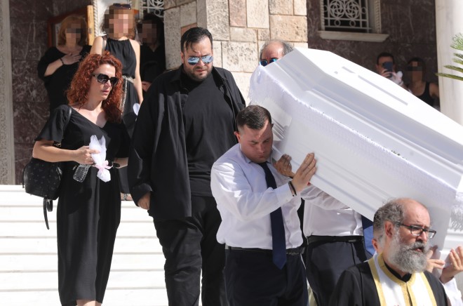 Συγκινημένος ο Φίλιππος Καμπούρης στην κηδεία της αδερφής του, Τζίνας Ντρούλις/ Φωτογραφίες NDP Photo Agency (Ανδρέας Νικολαρέας)