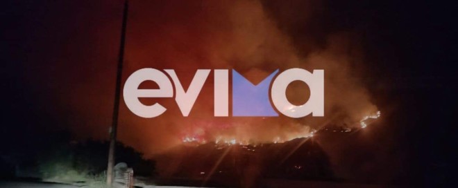 Όλη νύχτα οι πυροσβέστες έδιναν μάχη με τις φλόγες στην Κάρυστο - evima.gr