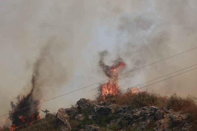 Και στην Κέρκυρα μαίνεται η φωτιά, με τους πυροσβέστες να αισιοδοξούν ότι θα καταφέρουν να την ελέγξουν - Eurokinissi