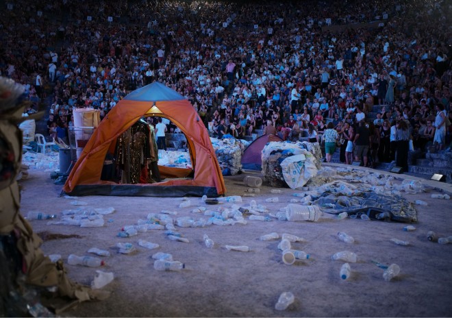 Επίδαυρος: Χαμός στη «Μήδεια» του Φρανκ Κάστορφ με τα σκουπίδια στη σκηνή