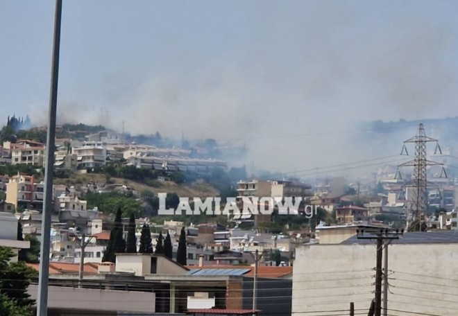 Μεγάλη φωτιά στη Λαμία απειλεί το βόρειο τμήμα της πόλης  