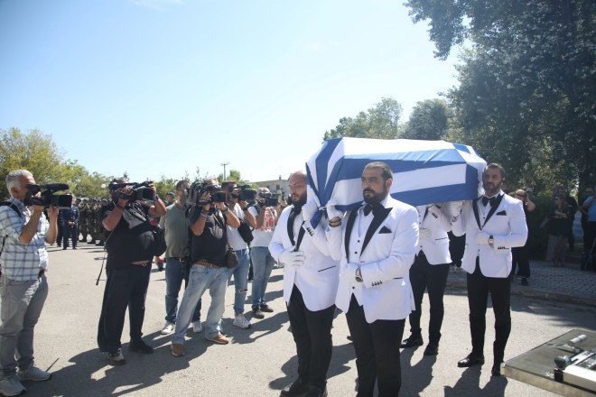 Το φέρετρο του αντιπτεράρχου πλέον Π. Στεφανίδη σκεπασμένο με ελληνική σημαία   