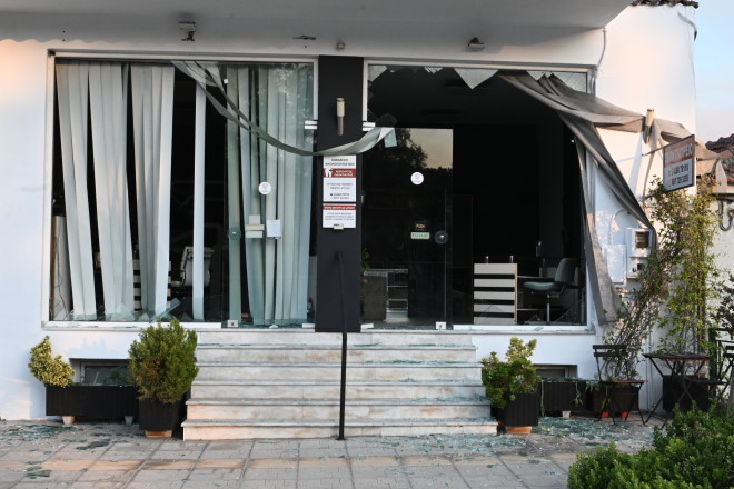 Από το ωστικό κύμα των εκρήξεων προκλήθηκαν ζημιές σε σπίτια και καταστήματα στη Νέα Αγχίαλο - Eurokinissi