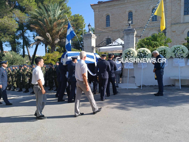 Το φέρετρο του κυβερνήτη του Canadair που έπεσε στην Κάρυστο έφτασε στην εκκλησία, καλυμμένο με την ελληνική σημαία - Flashnews.gr
