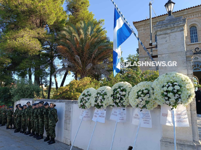Η αυλή της εκκλησίας, όπου έγινε η κηδεία του Σμηναγού Μουλά είχε γεμίσει με στεφάνια - flashnews.gr