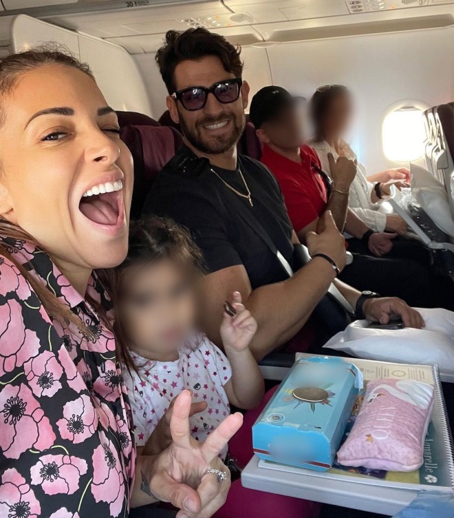 Ελένη Χατζίδου - Ετεοκλής Παύλου: Selfie της ευτυχισμένης οικογένειας από το αεροπλάνο