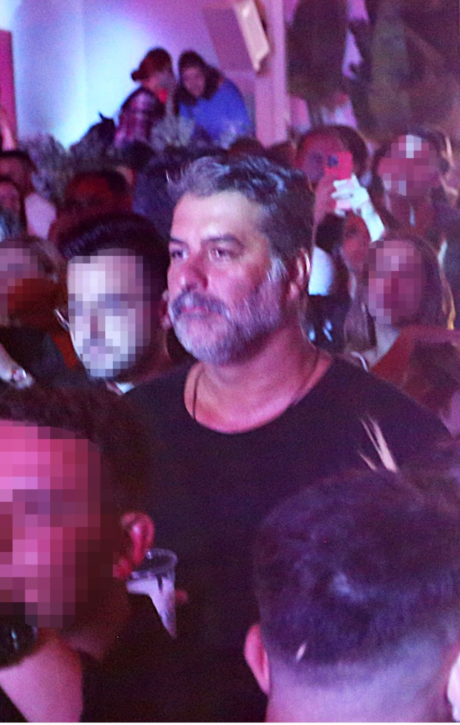 Ο Βασίλης Μπισμπίκης σε συναυλία της Δέσποινας Βανδή στα Χανιά