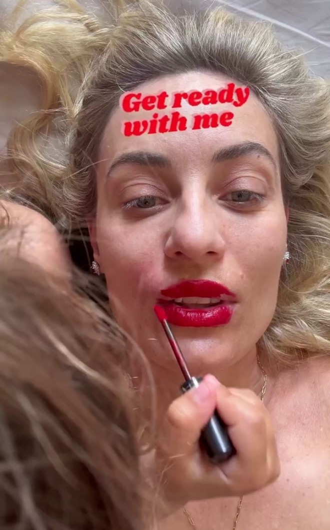 Η Αλεξάνδρα ξεκίνησε το μακιγιάζ βάφοντας τα χείλη της μητέρας της, Ελεονώρας Μελέτη