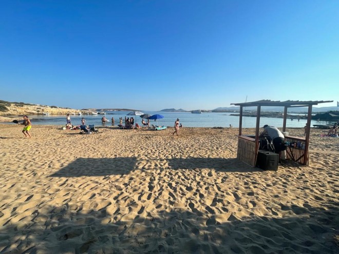 Η παραλία της μικρής Σάντα Μαρίας που «απελευθερώθηκε» από τις ξαπλώστρες κατά το ήμισυ
