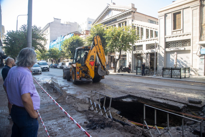 Εργασίες αποκατάστασης του σπασμένου αγωγού νερού σε κεντρικό δρόμο της Θεσσαλονίκης/ Eurokinissi Γαβριήλ Γεωργιάδης