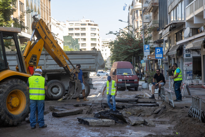 Εργασίες αποκατάστασης του σπασμένου αγωγού νερού σε κεντρικό δρόμο της Θεσσαλονίκης/ Eurokinissi Γαβριήλ Γεωργιάδης