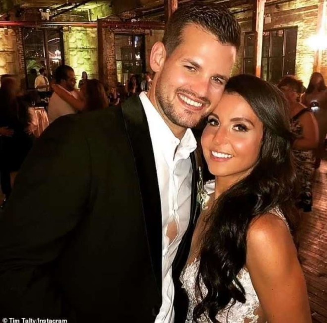 Η 40χρονη Krystal Cascetta με τον σύζυγό της/ φωτογραφία Instagram