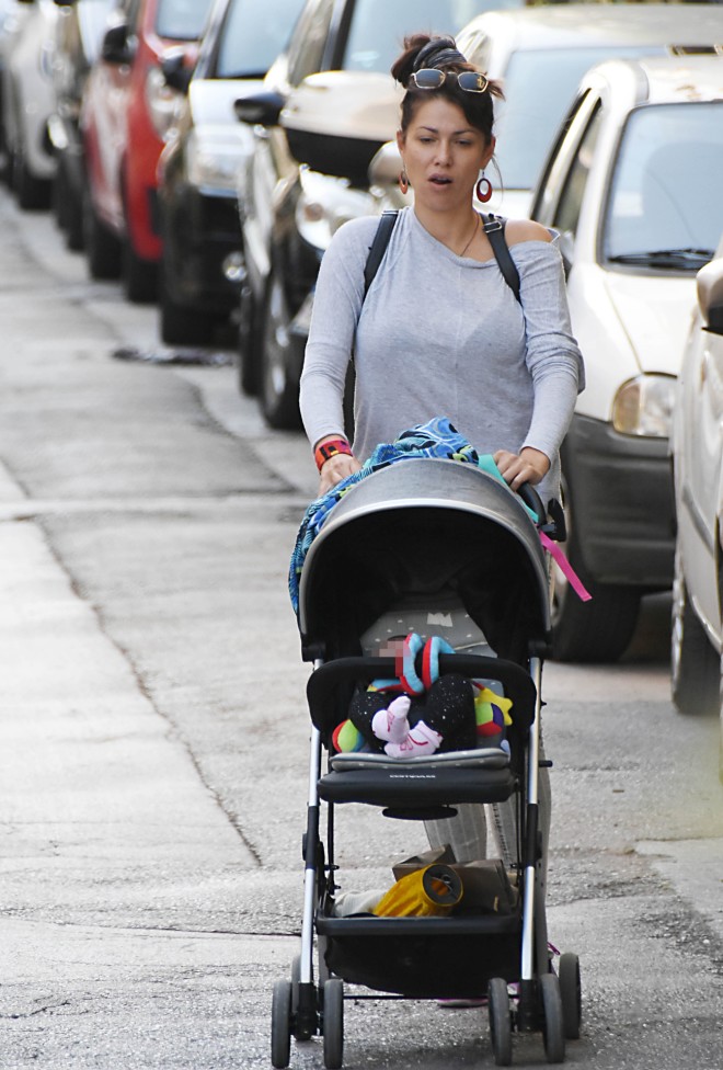 Η βόλτα της Κλέλιας Ρένεση με την κόρη της, Κοραλία, στο κέντρο της Αθήνας/ Φωτογραφία NDP Photo Agency