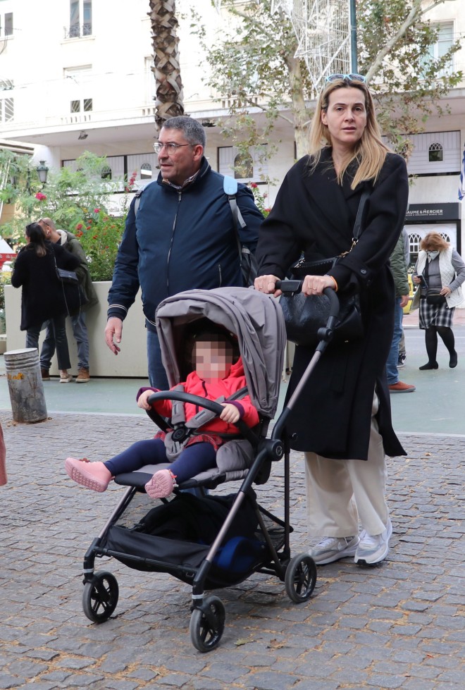 Η πρωινή βόλτα του Άκη Παυλόπουλου με την Ελένη Φωτοπούλου και τα παιδιά τους/ Φωτογραφία NDP Photo Agency 