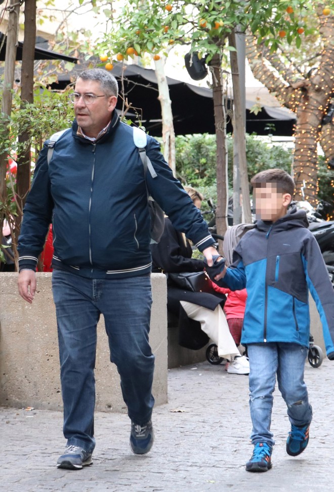 Η πρωινή βόλτα του Άκη Παυλόπουλου με την Ελένη Φωτοπούλου και τα παιδιά τους στο κέντρο της Αθήνας/ Φωτογραφίες NDP Photo Agency