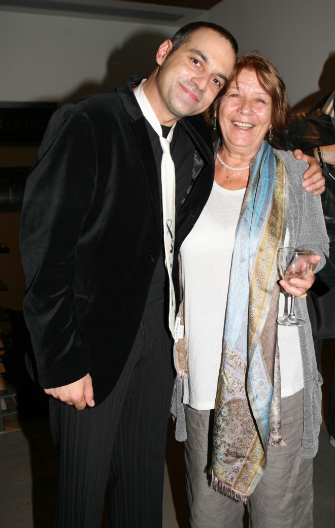 Ο Κρατερός Κατσούλης με τη μητέρα του σε θεατρική πρεμιέρα τον Νοέμβριο του 2012/ φωτογραφία NDP
