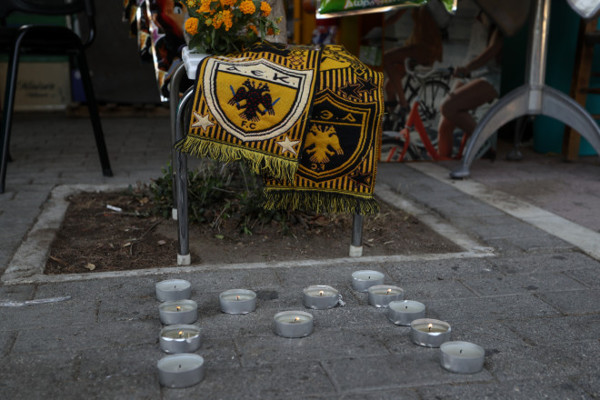 Οπαδοί της ΑΕΚ αφήνουν κασκόλ και ανάβουν κεριά στη μνήμη του 29χρονου Μιχάλη που πέθανε στην επίθεση των οπαδών της Ντιναμό Ζάγκρεμπ - Eurokinissi