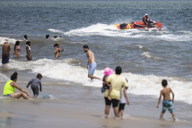 Tο θύμα κολυμπούσε στην παραλία Rockaway, μια από τις πιο δημοφιλείς παραλίες της Νέας Υόρκης/ AP Photo/John Minchillo