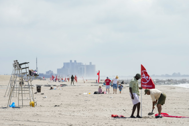 Οι αρχές απαγόρευσαν το κολύμπι στην παραλία την Τρίτη/AP Photo/Mary Altaffer