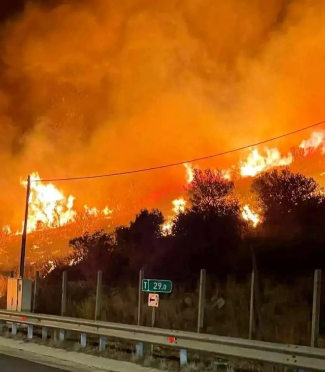 Λόγω της φωτιάς για αρκετή ώρα έκλεισε η Εθνική Οδός από τα διόδια της Ελευσίνας έως τον κόμβο της Νέας Περάμου - Facebook Group Πυρκαγιά Ενημέρωση