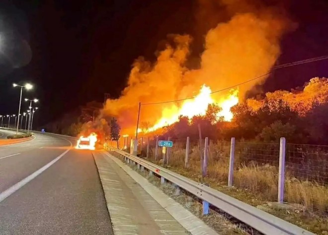 Η φωτιά επεκτάθηκε πολύ γρήγορα από τα ξερά χόρτα σε δασική έκταση - Facebook Group Πυρκαγιά Ενημέρωση