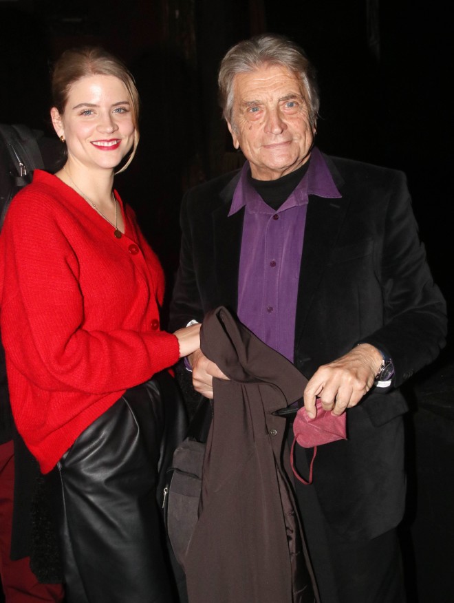 Η Δανάη Μιχαλάκη με τον πατέρα της, Γιώργο Μιχαλάκη σε θεατρική πρεμιέρα 