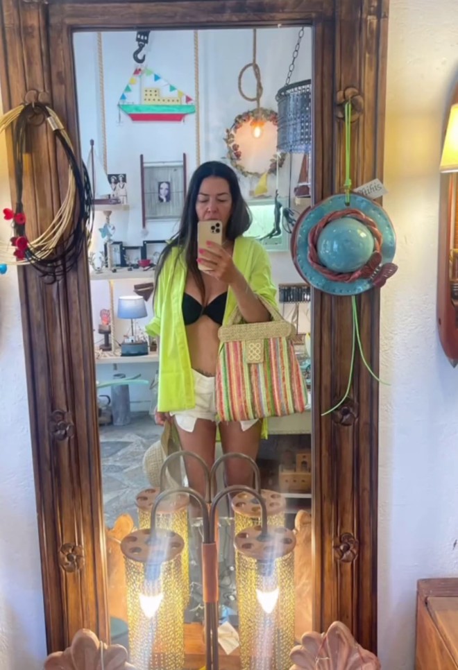 Η mirror selfie είναι απαραίτητο... συστατικό του καλοκαιριού ακόμα και για τη Ναταλία Δραγούμη!
